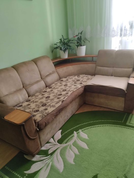 Килим на підлогу в гарному стані