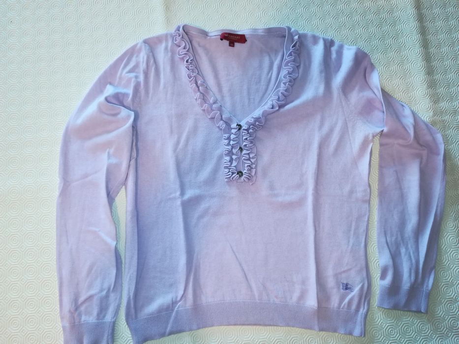 Camisolas Moschino e Burberry