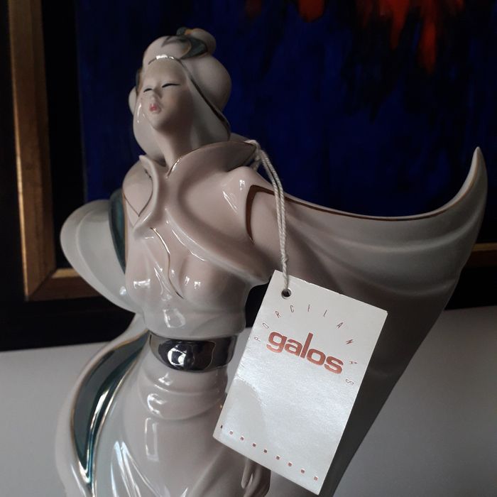 Peça em porcelana GALOS