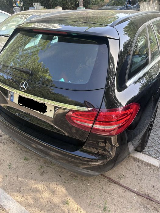 Mercedes-Benz Classe C, cor preta, com motor 220d (2.1 diesel, 2143cc, 170cv)