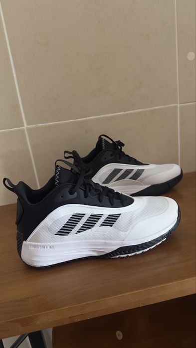 Tenis adidas semi novo