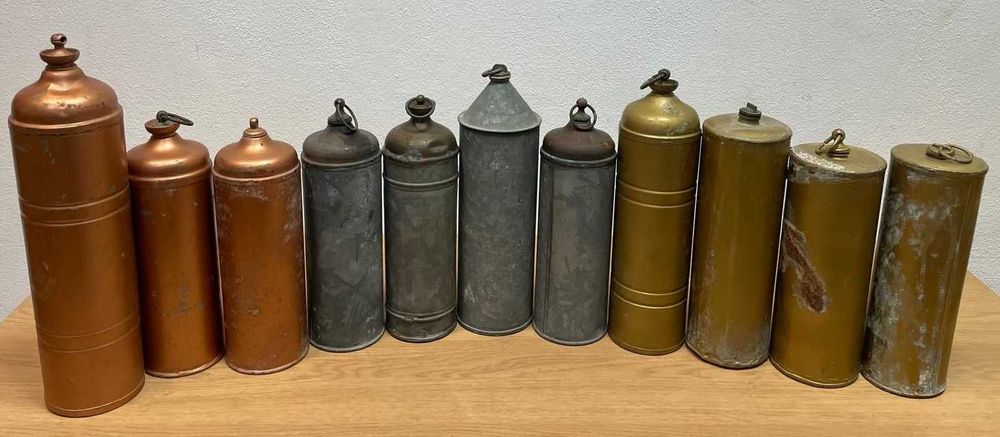 Garrafas antigas, vazias em cobre, para agua quente