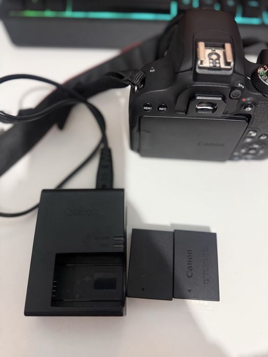 Vendo câmara fotográfica Canon EOS 800D