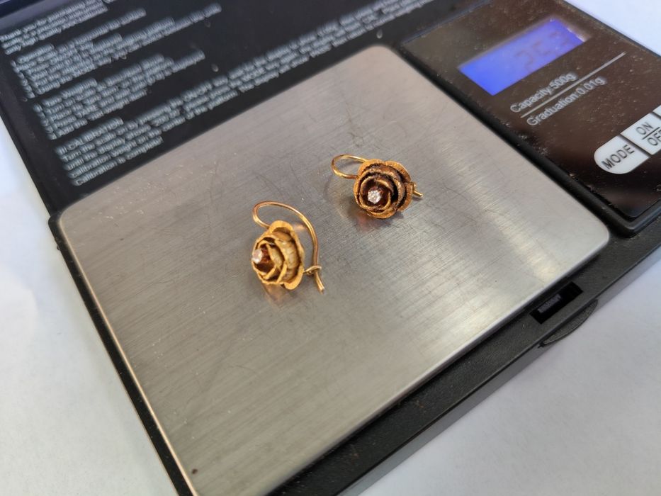 Brincos de  flor em ouro antigo não contrastado  com diamantes