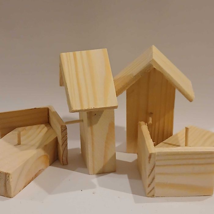 Drewniany domek dekoracyjny.