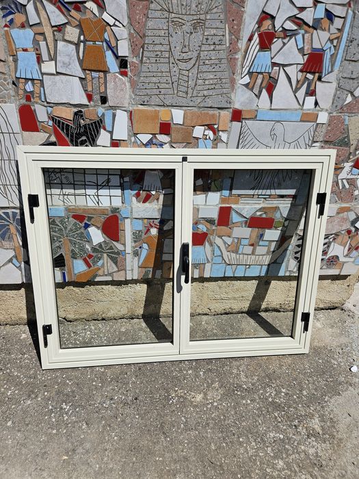 Okna oraz drzwi  aluminiowe z pojedynczymi szybami kolor kremowy 14szt