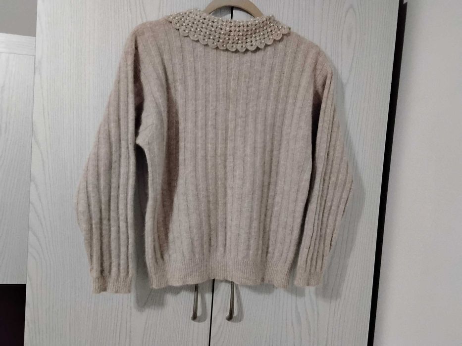 Sweter Damski Piękny Beżowy sweter z moherem i ażurowym kołnierzykiem z perełka rozmiar 40/42 STAN BARDZO DOBRY