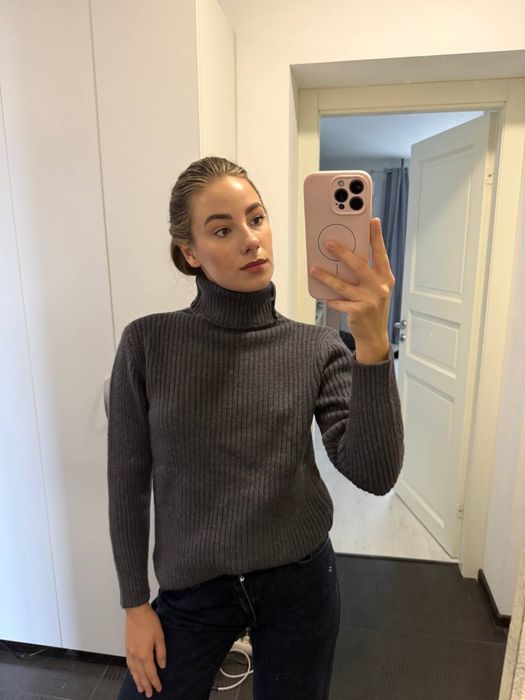 Теплий светр в рубчик