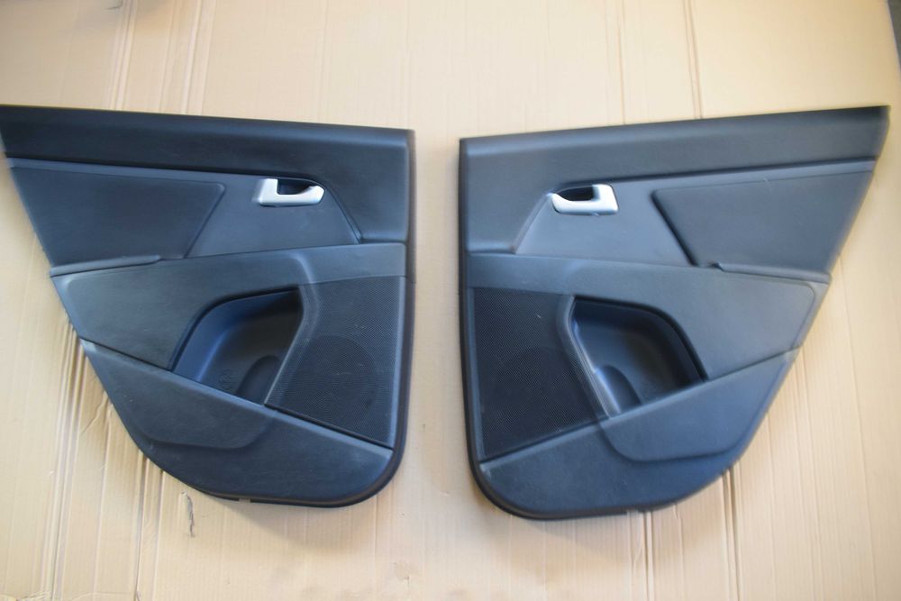 Boczek tapicerka drzwi prawy lewy tył Kia Sportage III 11r.