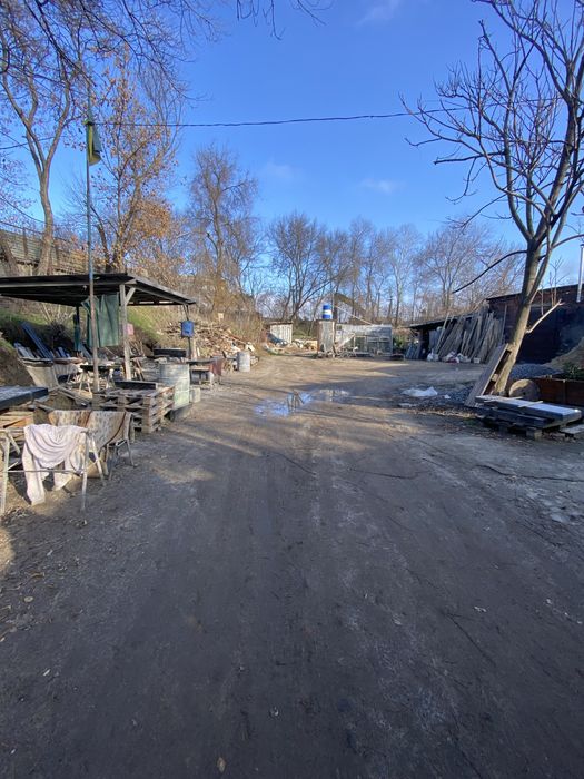 Окрема будівля із зручним підʼїздом