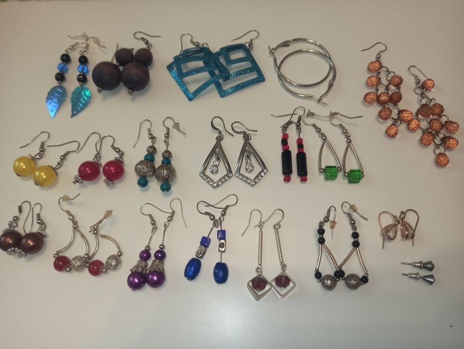 Kolczyki 19 par (różne kolory)