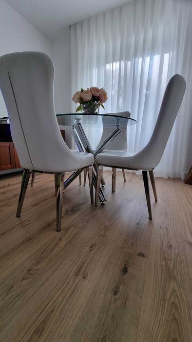 Mesa com tampo de vidro + 4 cadeiras