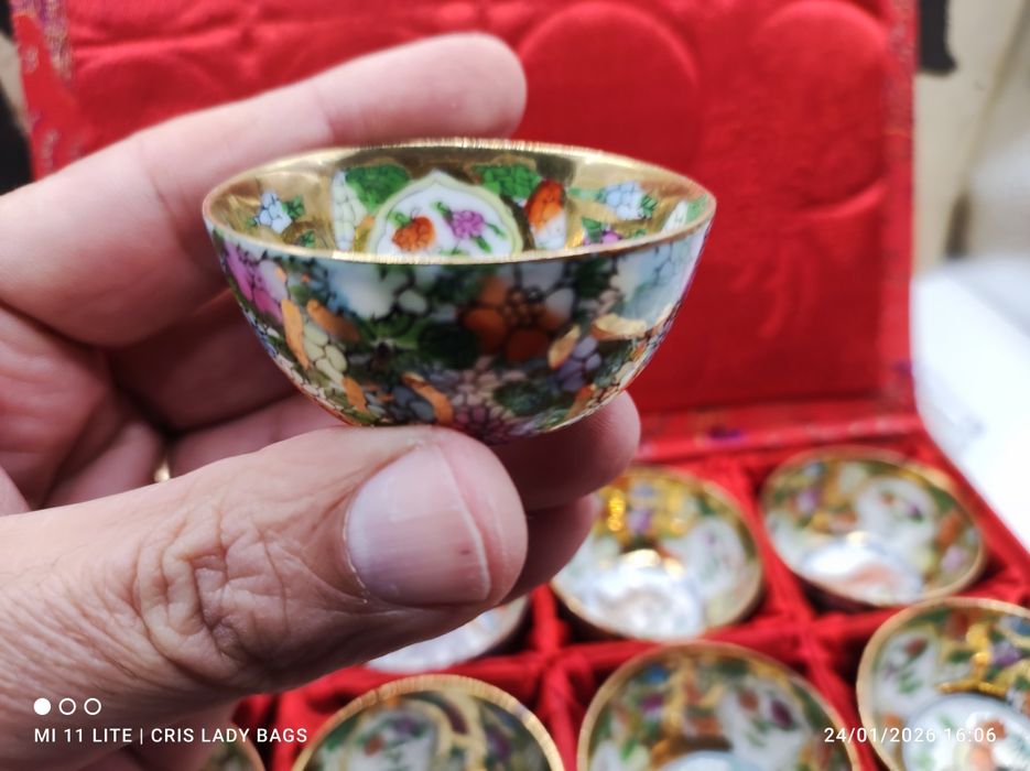 12 Chávenas com os 12 signos chineses e calendário chinês do ano 1979