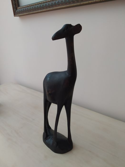 Estátua africana girafa esculpida há mão