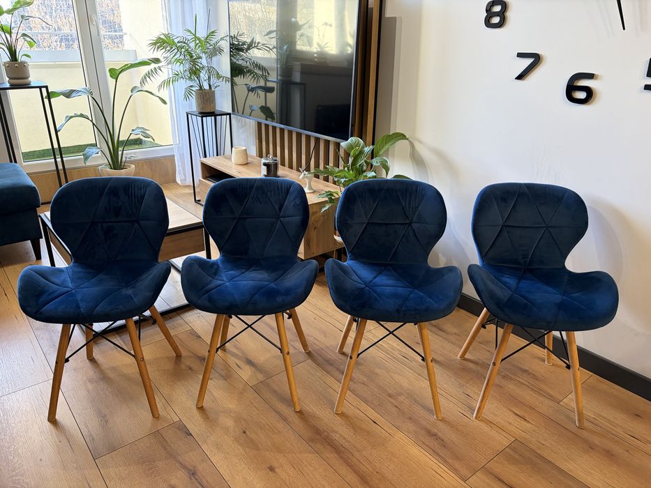 Granatowe krzesla do kuchni lub jadalni