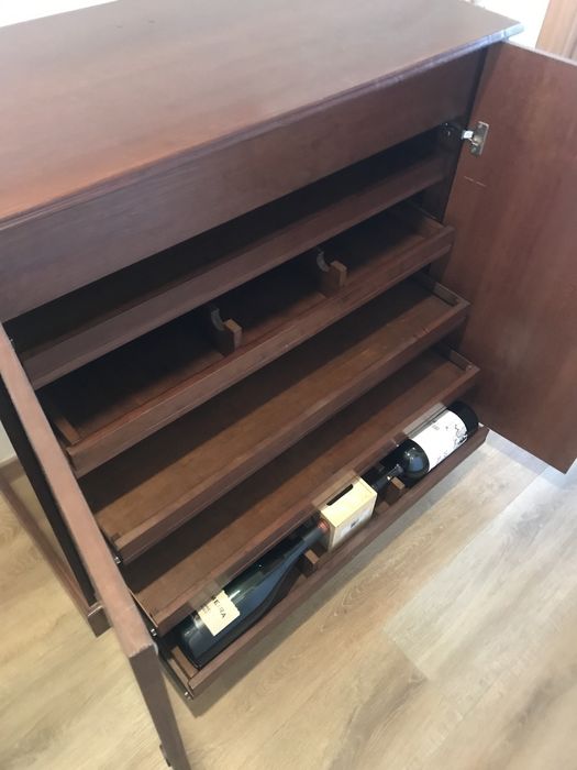 Garrafeira de gavetas linhas direitas em carvalho