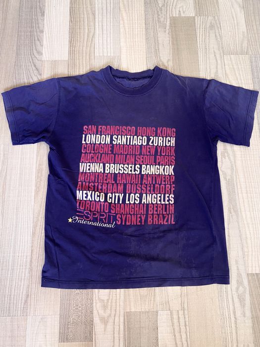 Três pares de calças e uma t-shirt