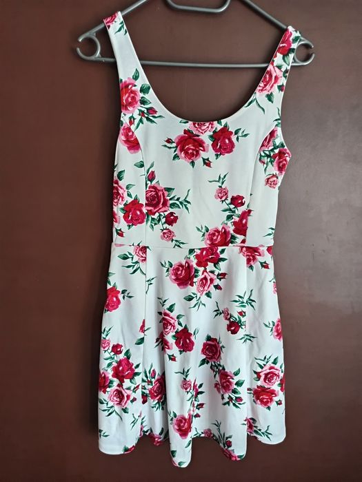Sukienka H&M S 36 biała w czerwone róże na ramiączka