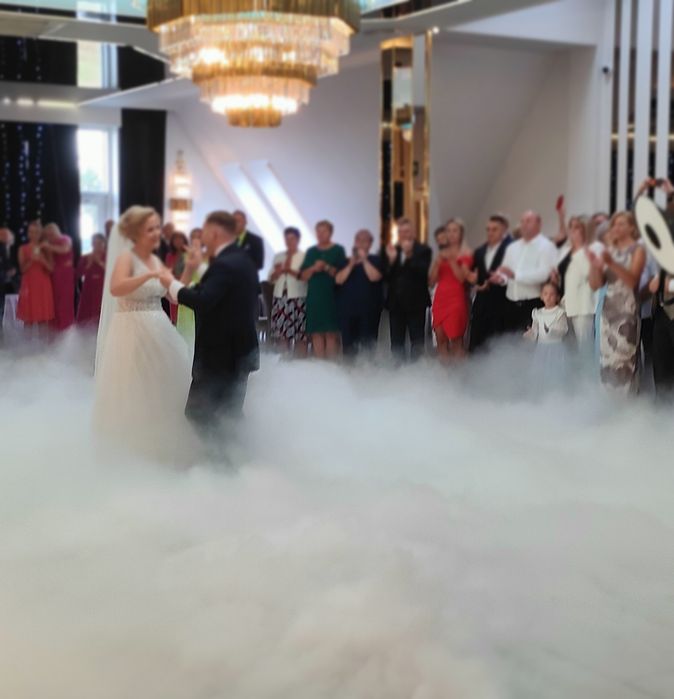 Taniec w chmurach, ciężki dym, fontanna iskier, pistolet CO2