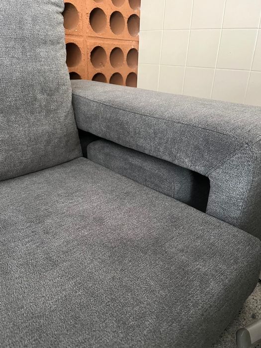 Sofá cinzento 2 lugares com bancos