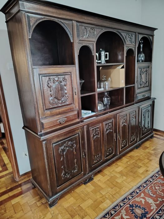 Armário de sala de jantar em muito bom estado