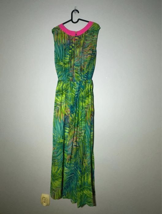 Zielona sukienka we wzorek z różowym paskiem przy szyji