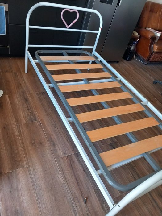 Cama em ferro de solteira