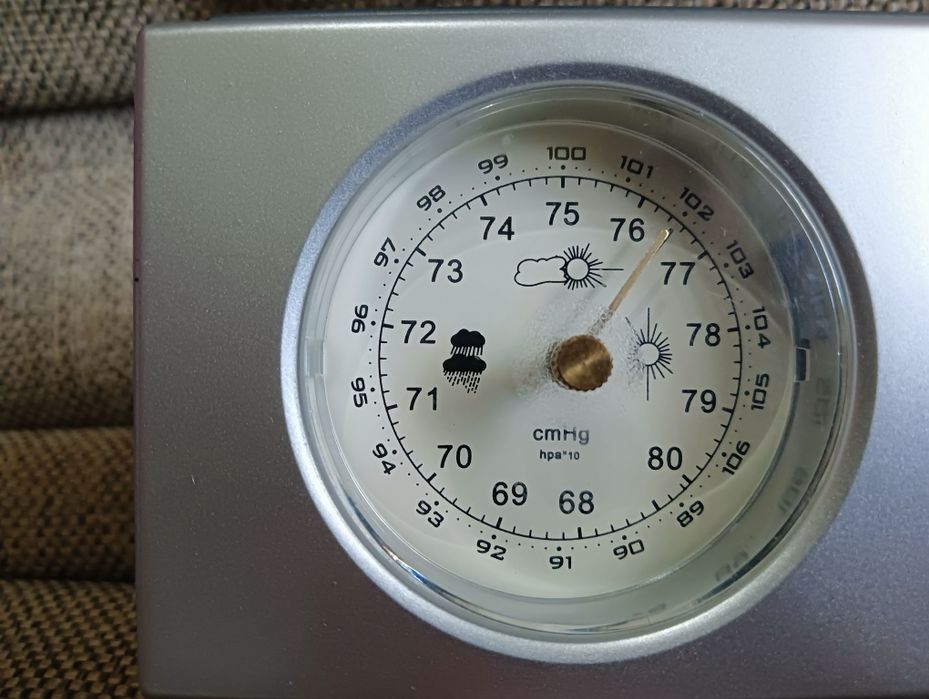 Часы, барометр, температурный градусник, измерение влажности