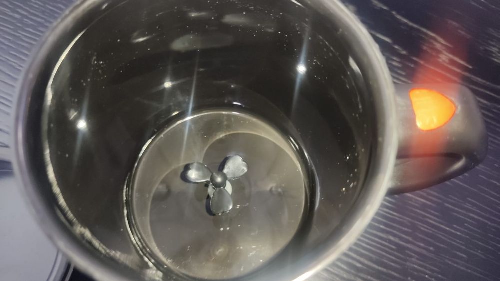 Copo em inox ,a Pilhas , com 13 cm de altura, para  aquecer líquidos.