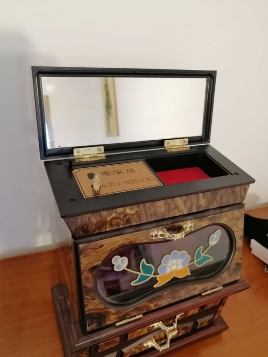 Caixa de música e artigos decorativos