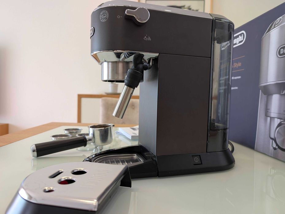 Máquina de café DeLonghi "Dedica" Style