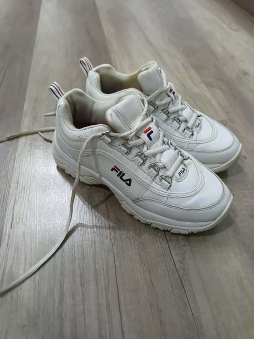 Buty damskie sportowe.