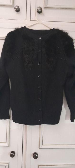 Casaco preto de la com pelo e missangas