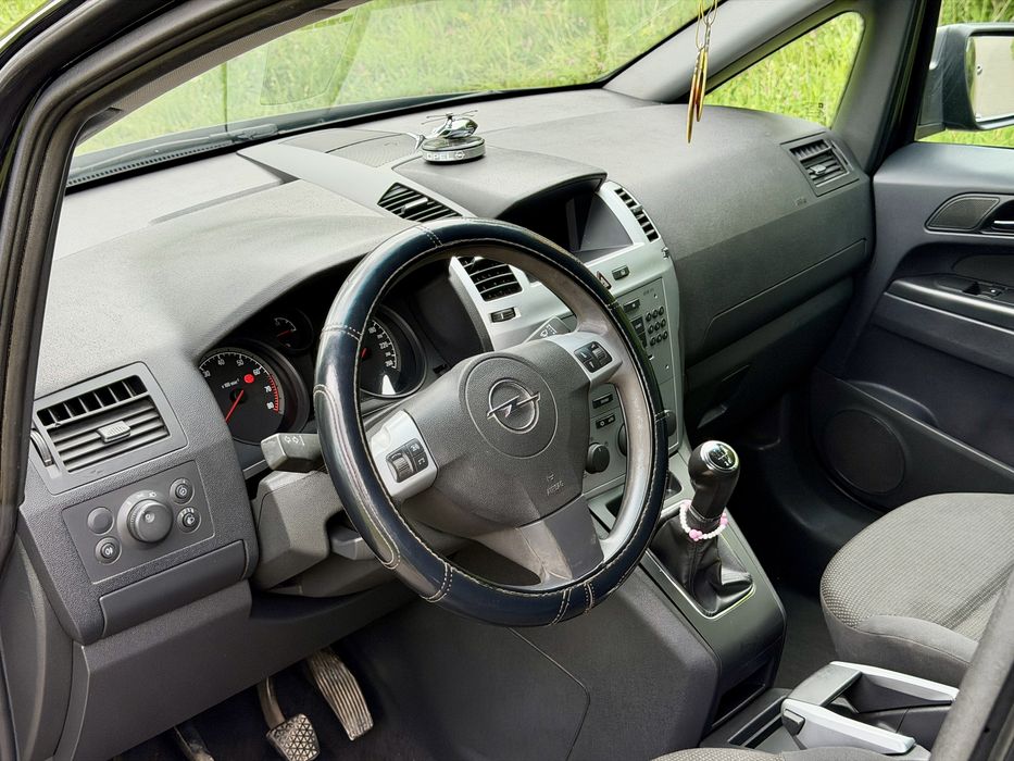 Opel Zafira 2010  рік 1,6 бенз 7 - місна