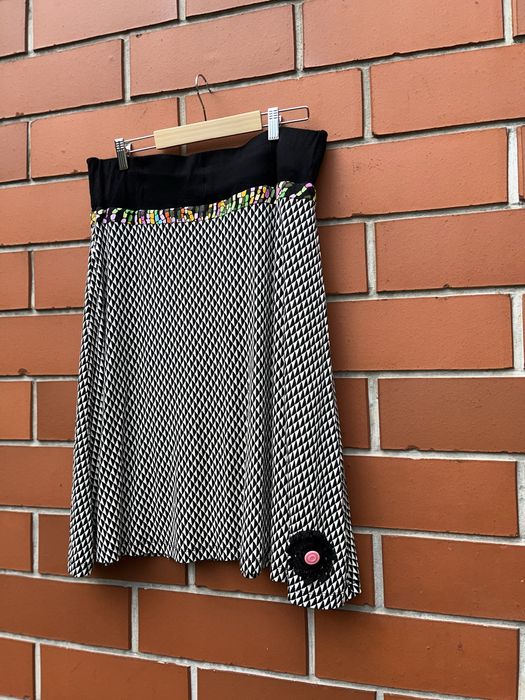 Stylowa spódnica trapezowa rozkloszowana dzianina duMilde czarny pas geometryczny wzór kwiat