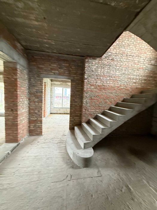 Продаж будинку 180 м² + гараж | 10 соток | біля озера | комунікації