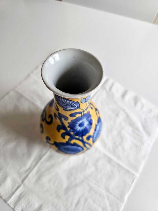 Jarra amarela com flores azuis