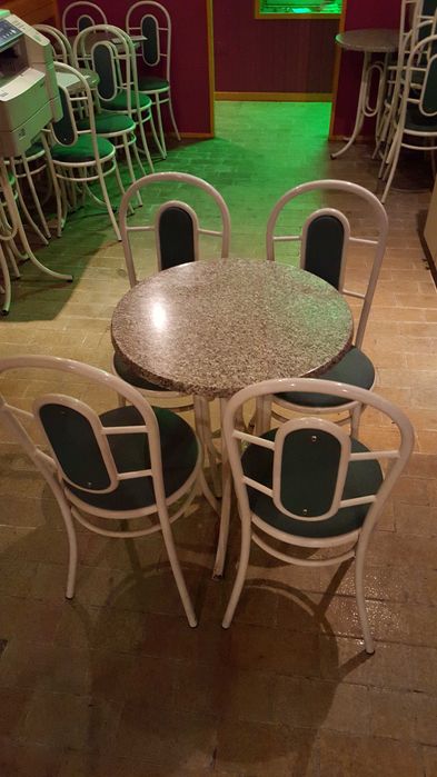 Cadeiras Brancas, Mesas Tampo Imitação de Granito - cadeiras, Mesas e Sofás para Café, Confeitaria, Pizzaria ou Restaurante