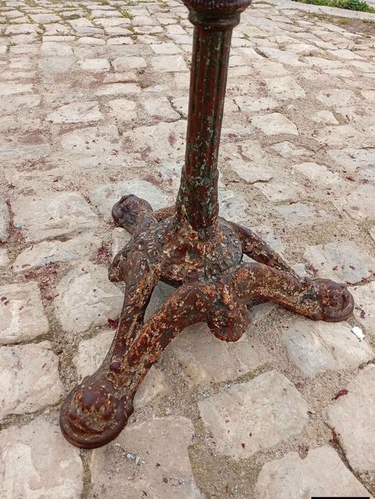 Mesa com pé em ferro e tampo em pedra