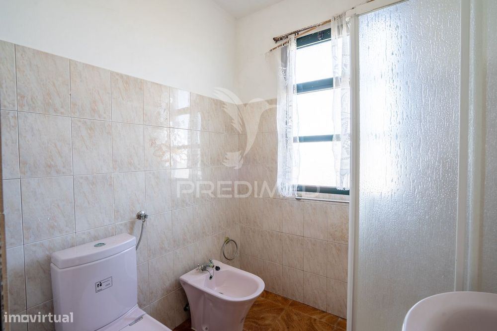 Moradia T3 com sótão, e terreno de 4.650 m² — Santana