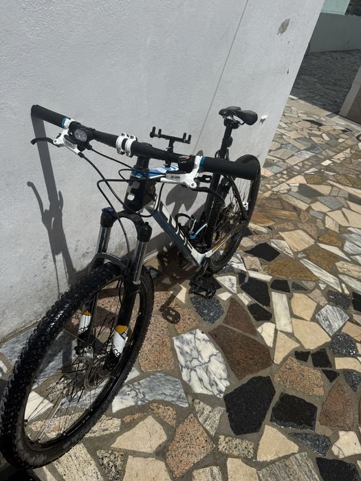 Bicicleta Montanha Cube Aro26