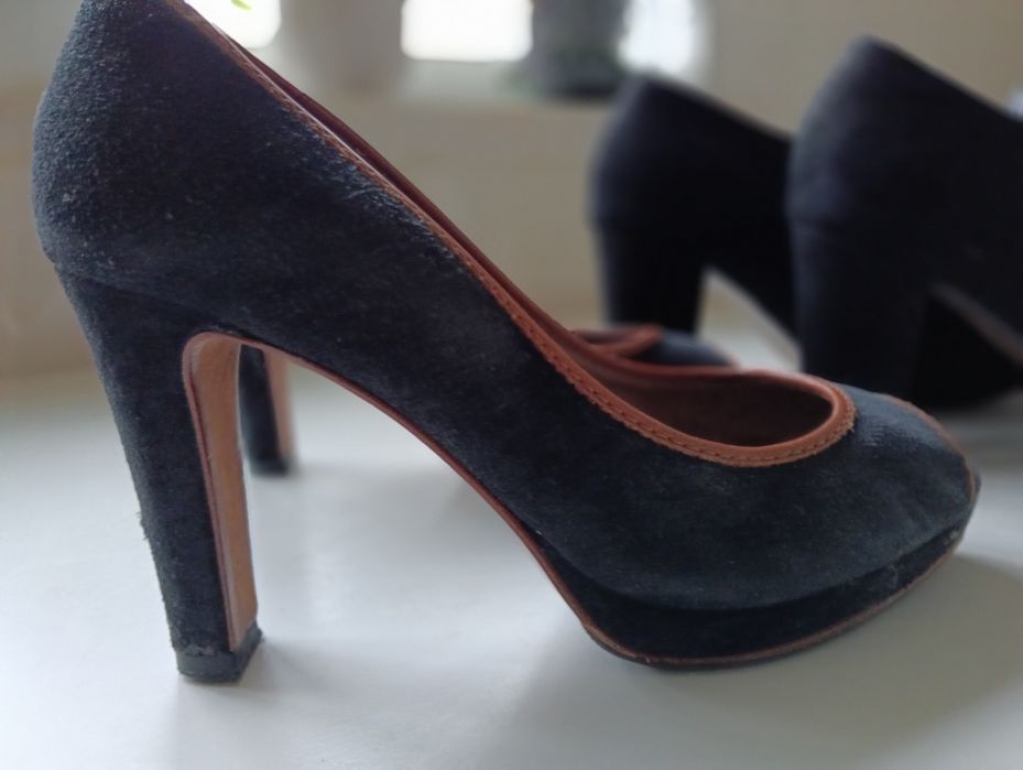 Sapatos em pele compensados