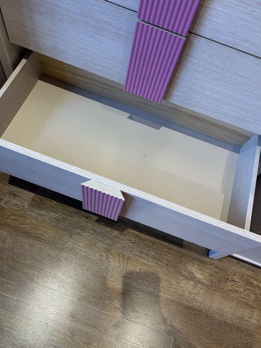 Komoda z jasnegodrewna z różowymi elemenami