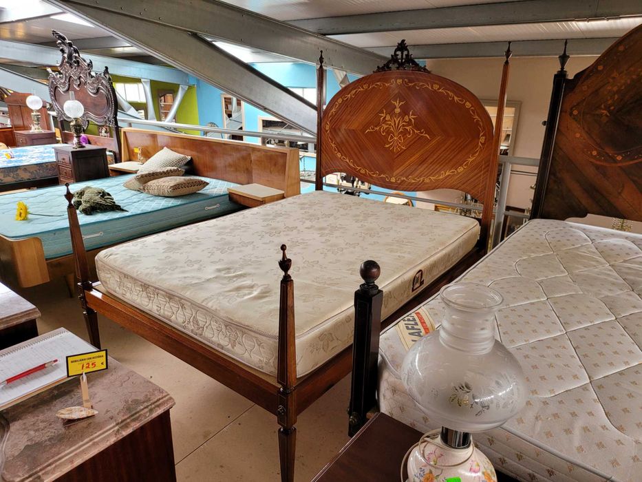 Cama estilo D. Maria com estrado e colchão - Bom estado geral
