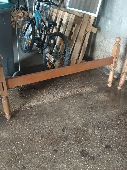 Cama usada com colchão e estrado