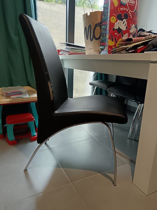 Cadeiras de sala cor preta  em napa