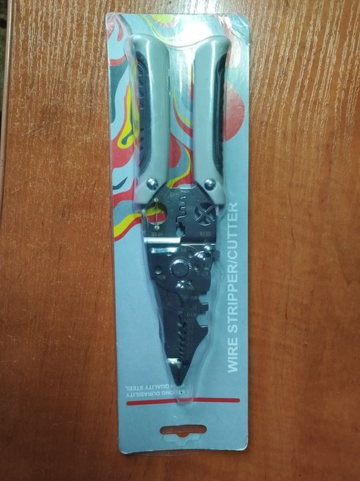 Плоскогубцы электрика