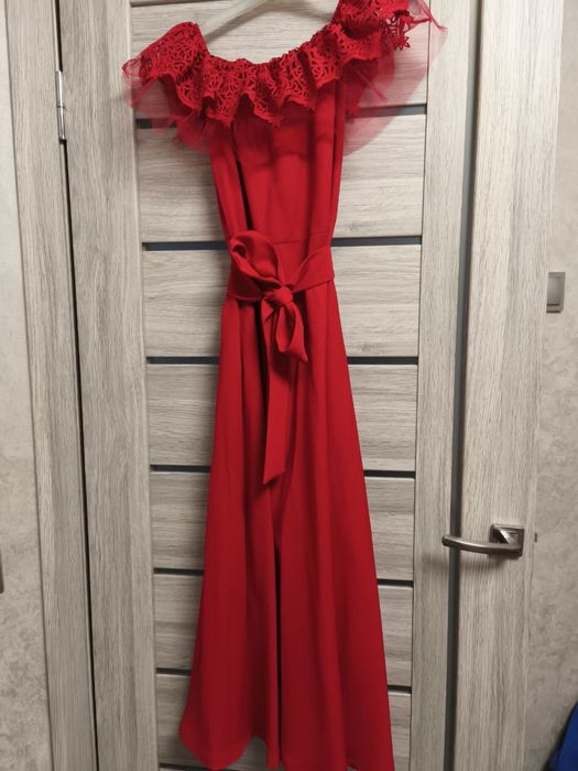 Чудове червоне вечірнє плаття