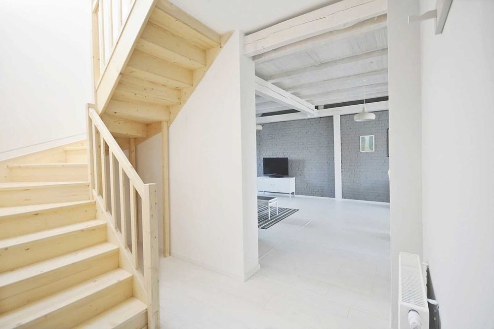 Schody samonośne z drewna klejonego świerk/sosna na wymiar