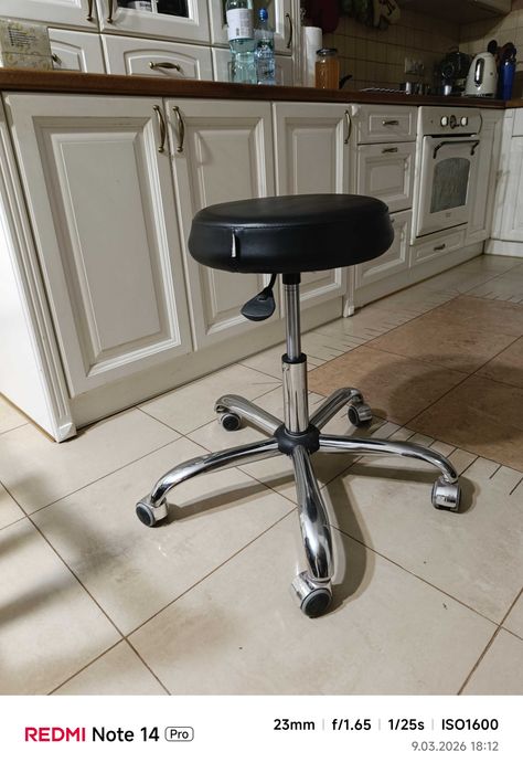 Taboret kosmetyczny Habys na kółkach.
